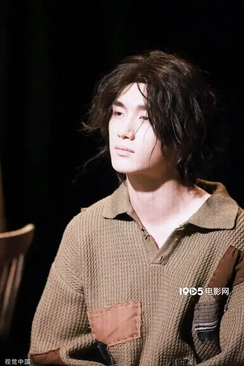 据悉,丁程鑫2021年考入北京电影学院表演系,并最终进入表演实验班.