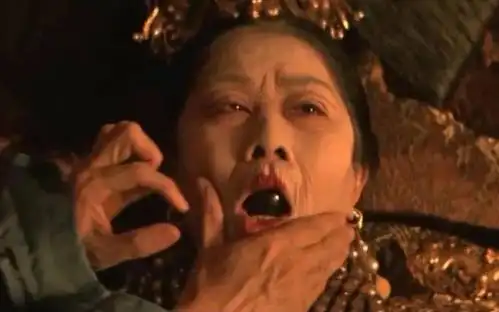 后来从慈禧的嘴里找到了秘密,原来她居然含着一颗硕大的夜明珠.