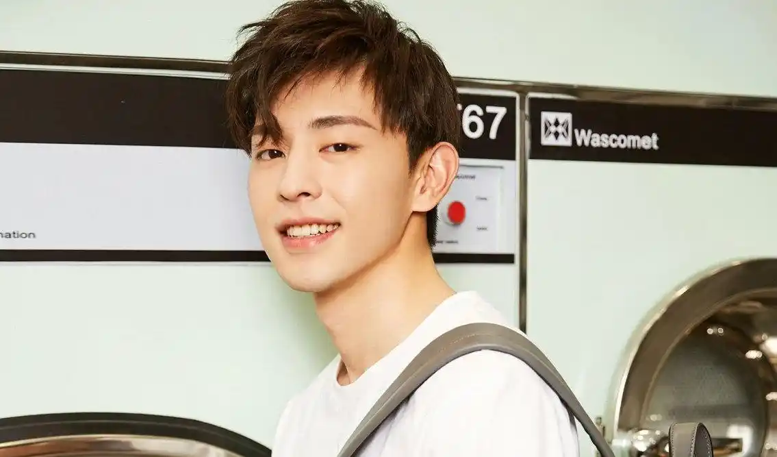 邓伦一笑,如清风如霁月.还是喜欢他的眼神,笑容暖暖如沐春风.