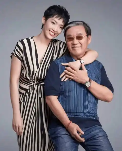 李立群罕有晒全家福女儿曾与黑人男友交往两个儿子颜值略低