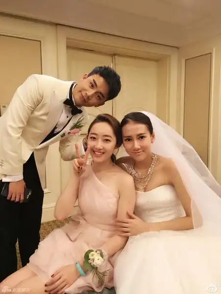 22岁关晓彤变白后挑战v领礼服,旁边郑恺一下红了脸,鹿晗眼光牛