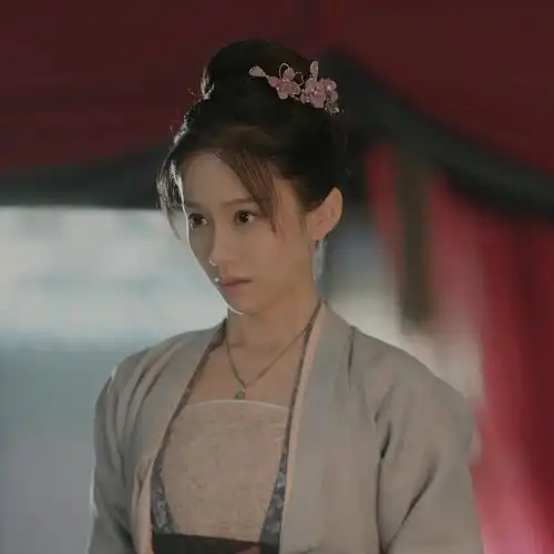 是"猎罪小分队"的一员,脱去古装的外衣,现代剧中的陆妍淇甜美中带着点