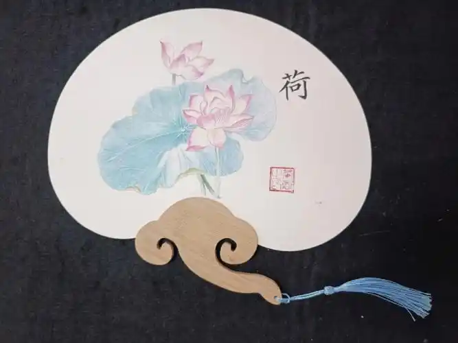 一直没有时间画今天画了发现这个扇面比较适合写字或者国画不适合彩铅