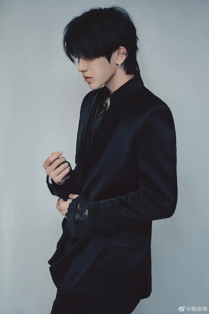 蔡徐坤穿黑色绸缎西装浪漫优雅咬玫瑰花似矜贵王子