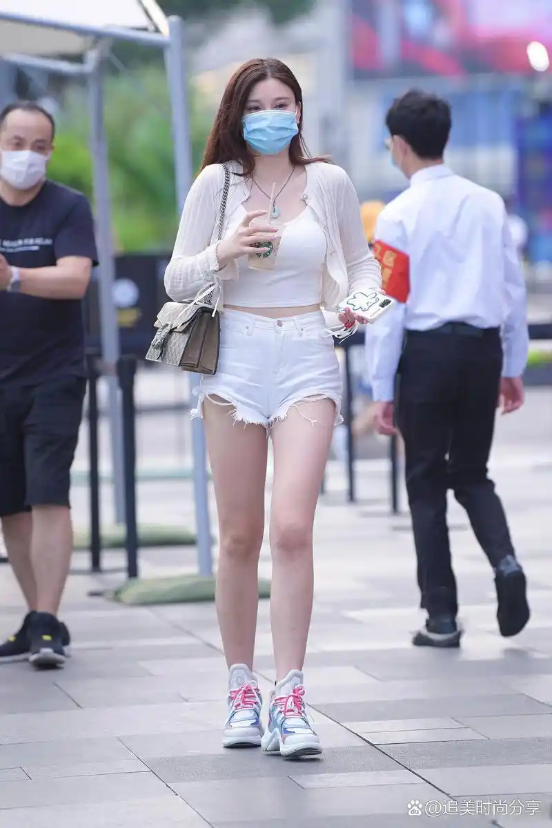 街拍微胖型大长腿白色热裤美女.