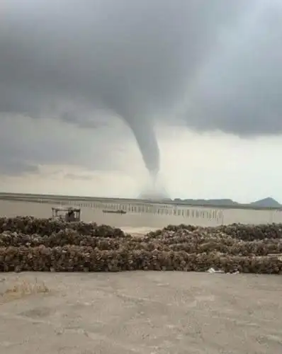 广东现巨型龙卷风
