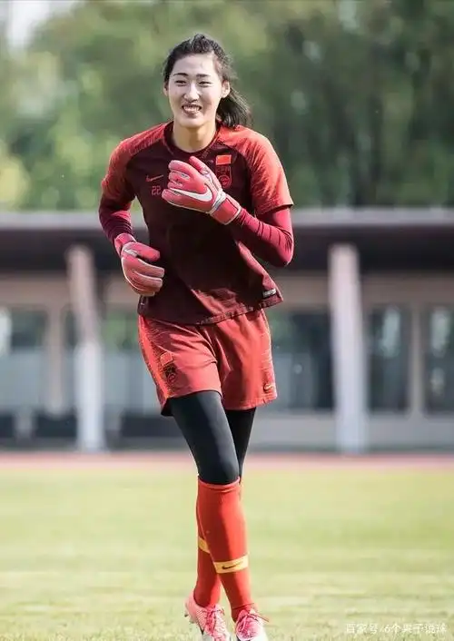 接替赵丽娜的"小白"彭诗梦,也是中国女足的实力与颜值担当!