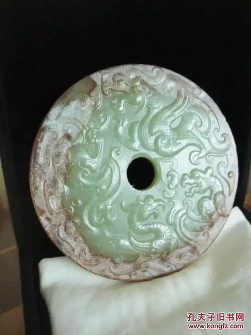 汉代传世龙凤谷纹青玉璧. 精工美玉王侯物,而今璀灿熠熠辉