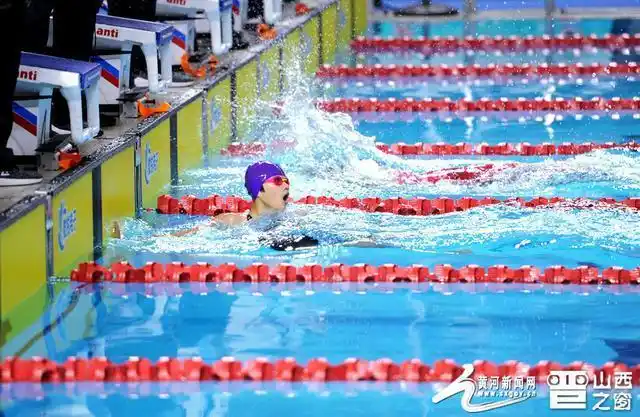 8月16日晚,在二青会游泳比赛中,太原女孩王佳音主场作战,在体校乙组