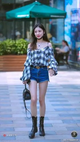 原创街拍:美女们富有潮流元素的穿衣搭配造型总是能够吸引人们的眼球