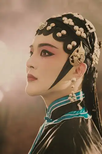 郑斯仁青衣造型风韵十足 新剧《猎豺狼》首播当晚收视第一