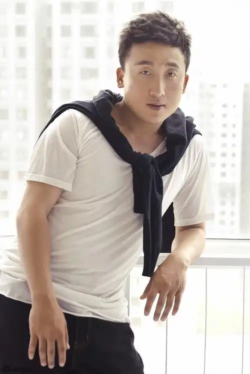 20 15:31:25 1 / 5 新浪娱乐讯 演员李思博日前曝光了一组最新时尚