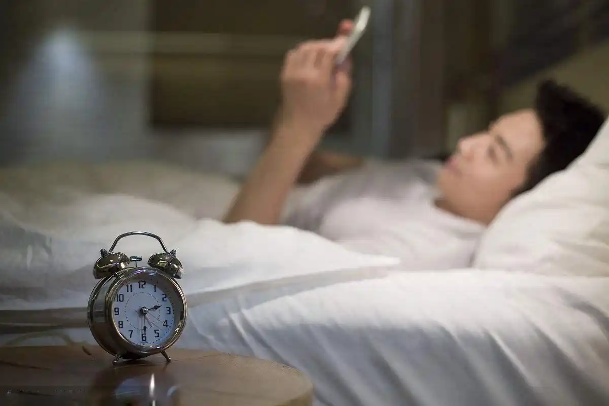 睡前躺在床上玩手机身体会发生什么变化?