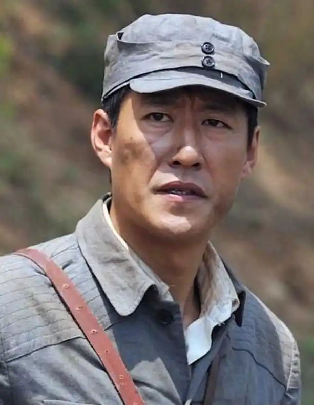 荧屏中的"抗日英雄"于震,全家近照,42岁的他娶28岁美娇妻