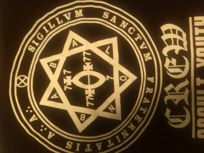 追答: 魔法书的封面吧 七芒星魔法阵的功效被记载得不多,只知道大