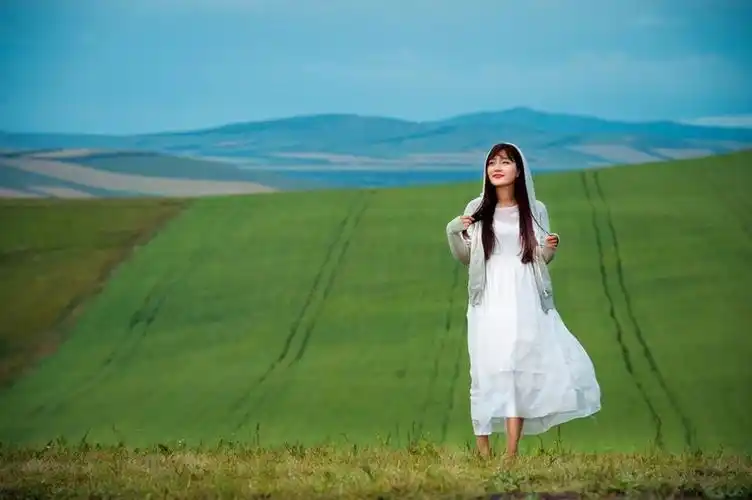你一定会收藏的8个方法告诉你在草原上怎么拍照好看