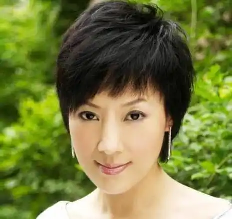 45岁女歌手商演穿着引热议,意外露出红衣物,裙子也没拉好拉链_周艳泓