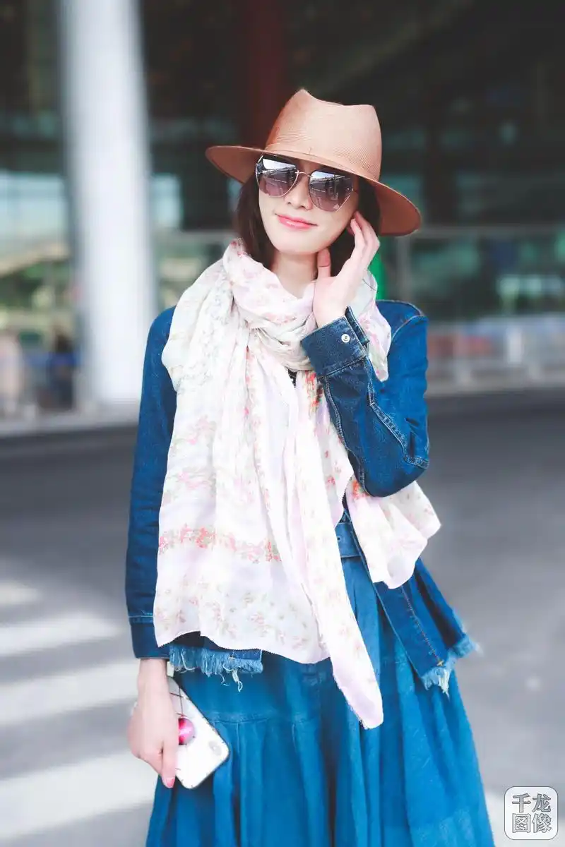 林志玲快闪北京 牛仔长裙演绎清新系机场穿搭