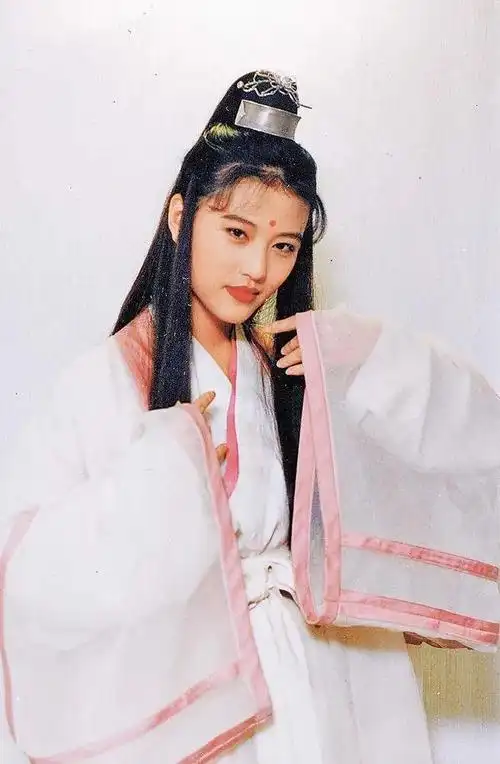 在该剧中 ,周海媚所饰演的周芷若无论是外在容貌与装扮,脸部表情与