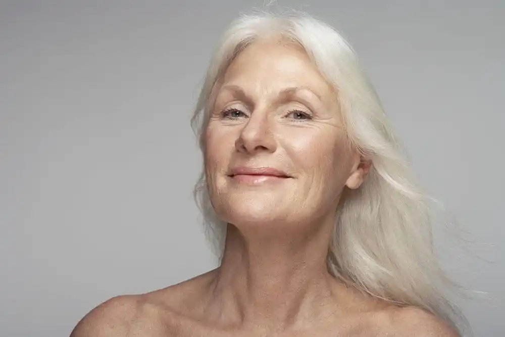 满头白发的老奶奶特写高清图片