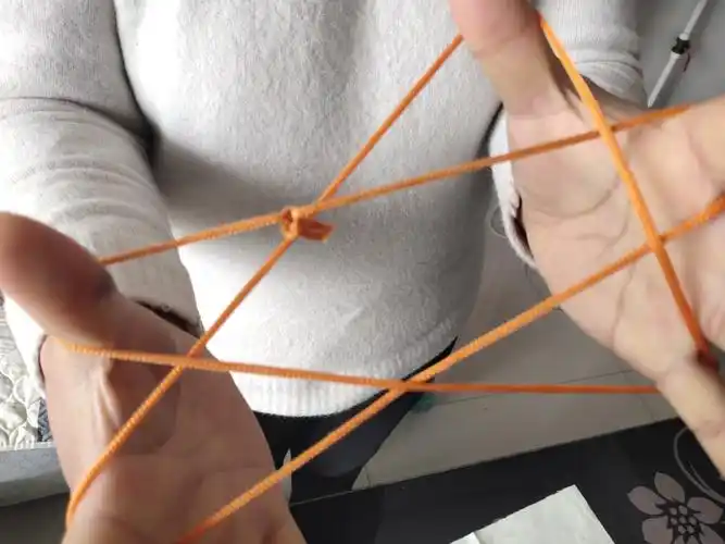 一种利用绳子玩的游戏,又叫"解股""翻绳","线翻花","翻花鼓","编花绳"