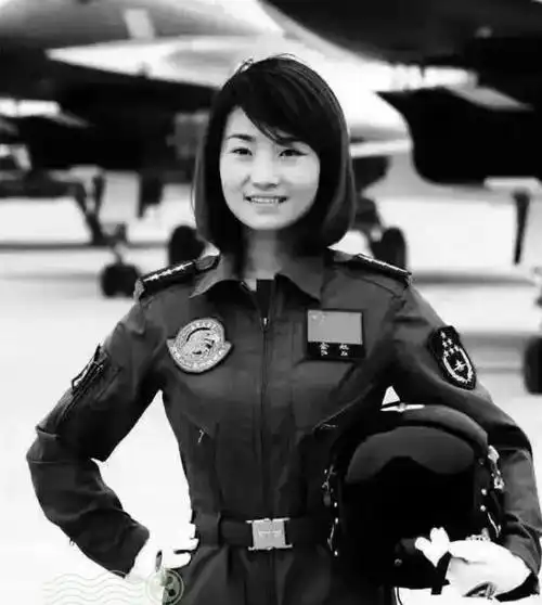 点击进入"文艺星青年">>【文艺星青年按】11月12日,空军歼10女飞行员