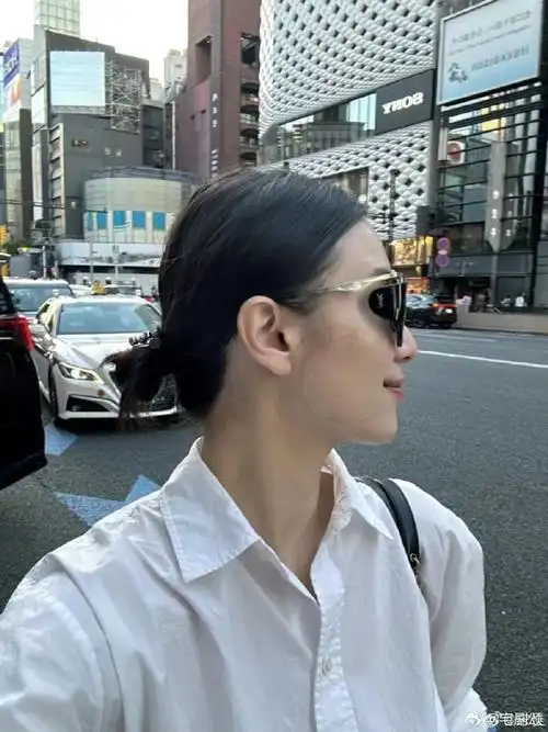 宋佳破洞白裤##宋佳下班街拍