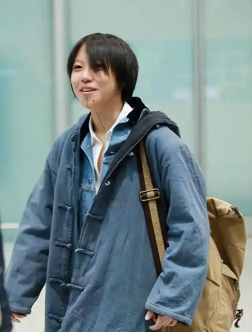 王菲女儿窦靖童纹身寸头,网友:叛逆是遗传的_窦唯_音乐_孩子