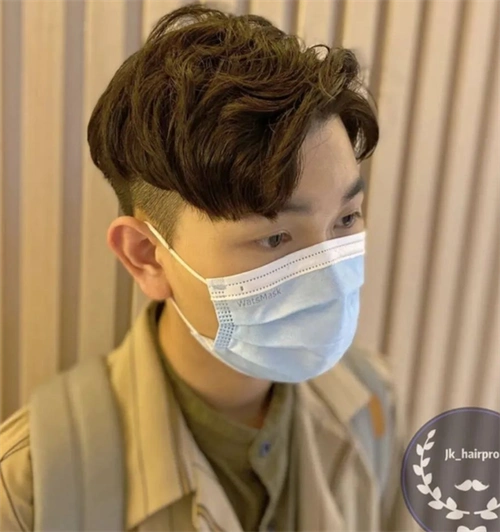 两边掏空的发型,无论是寸头,还是长发都能驾驭,只要头顶有些许头发