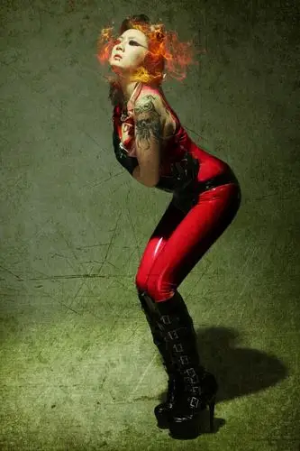 暗夜妖娆之魅惑哥特风摇滚美女大放送