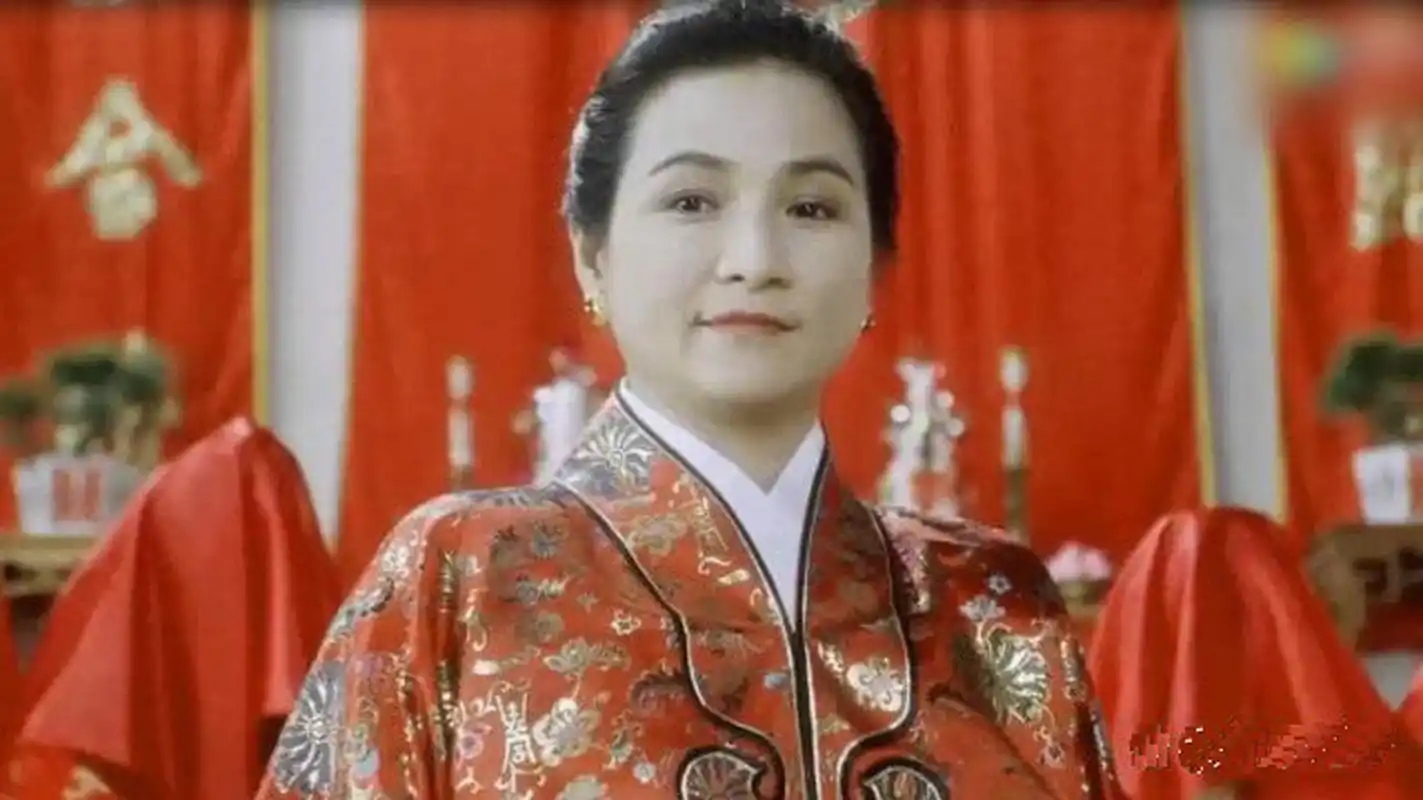 周星驰版的华夫人,很经典啊,郑佩佩因此而成了黄金配角.