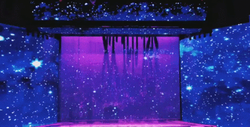 里,采用了进口的中高端音响,国内一流的灯光和威亚设备,当幕布拉开