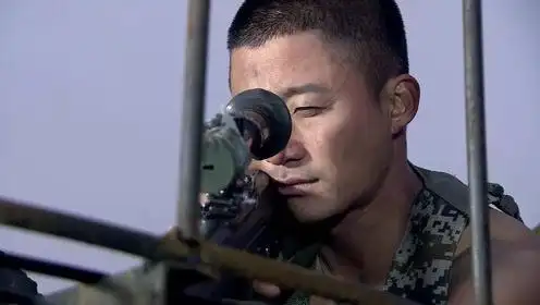 蓝军重兵护送首长转移,何晨光一个人伏击首长,首长竟当场阵亡