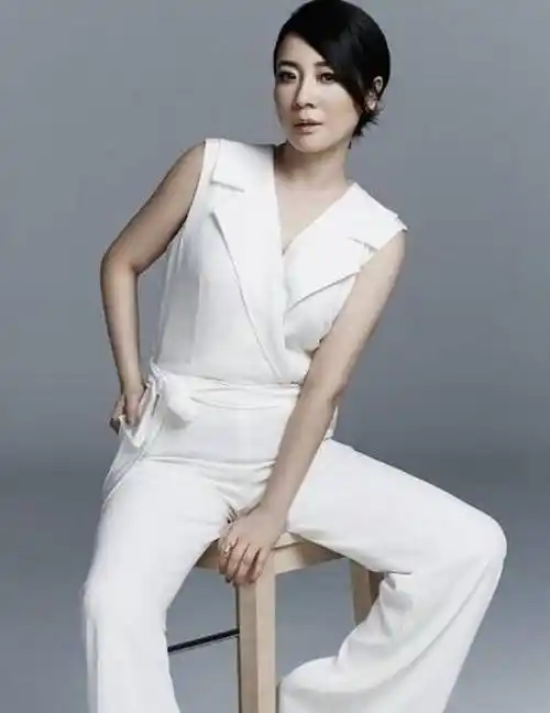 陈小艺:事业巅峰下嫁丑男,人至中年约会"小鲜肉"回味青春?