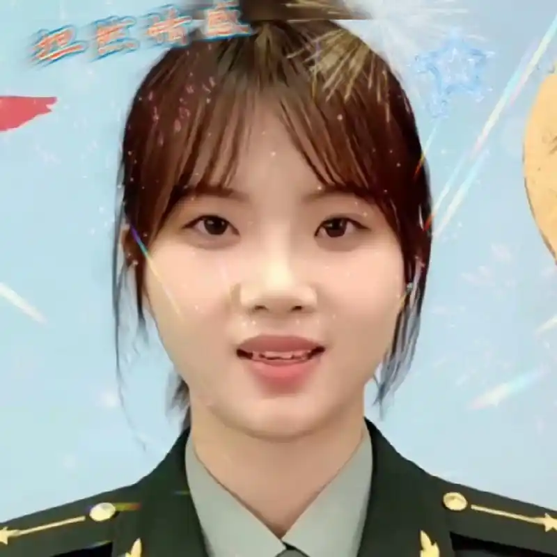 她叫徐枫灿,是军龄六年的空军少尉,24岁当选新一届全国人大代表.