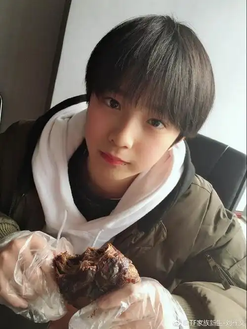 纯正小学生一枚#刘耀文 十七炽发利刃开秋霜