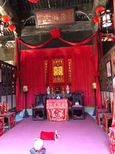 古代结婚的仪式现场,想想电视古装剧中,新郎新娘拜天地的场景,估计