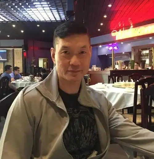 63岁周比利现身加拿大中餐馆喝洋酒吃凉拌黄瓜曾一脚踢飞吴京