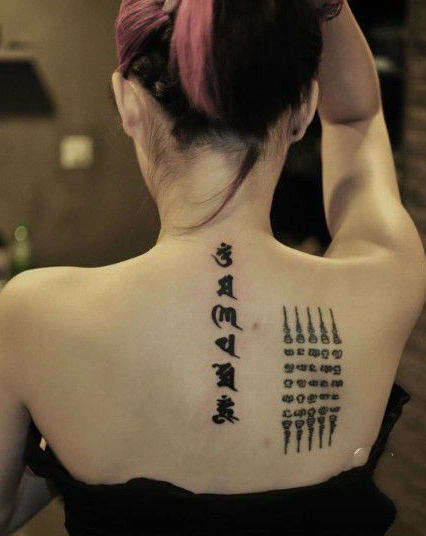 女性梵文真经后背纹身_梵文纹身,后背纹身