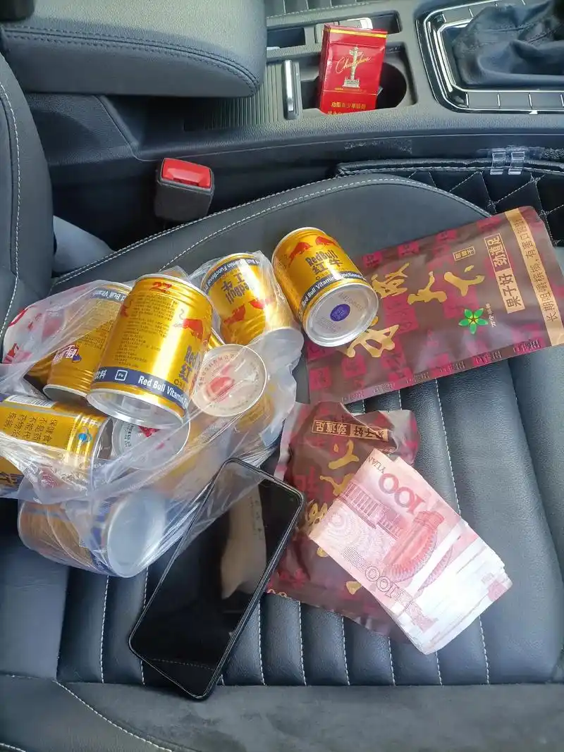 年初从家里出来的时候身上带了一千五现金,现在年尾回去的时候身 - 抖