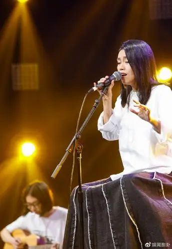 在2000年5月,蒋凡正式加入乐队与非门并担任主唱.