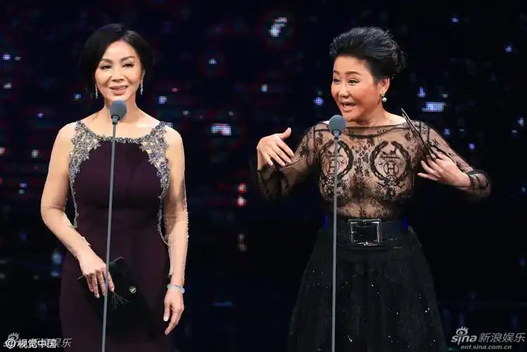 蓝心湄,陈美凤颁奖遭熊抱 (33)