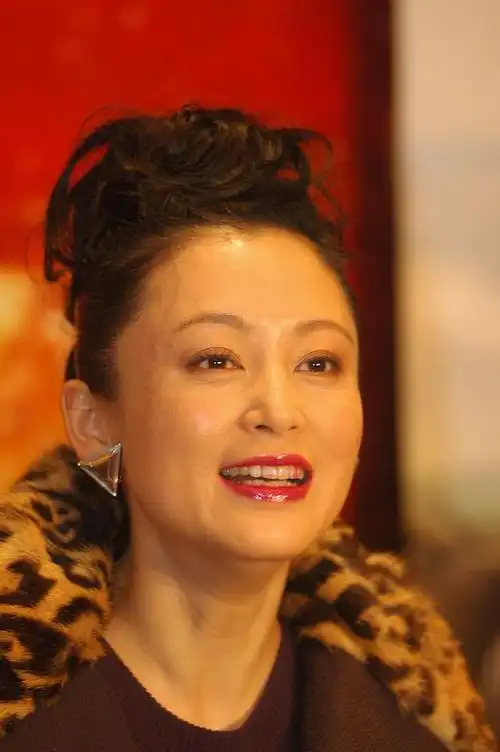 被誉为颜值天花板,"大陆第一美人"的陈红是一位备受爱戴的女演员,她的