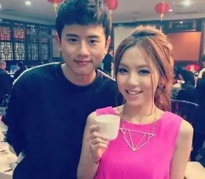 邓小姐胆子够大     在与林宥嘉分手事件告一段落后,邓紫棋的绯闻对象