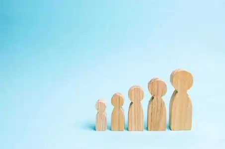 人的木制人物从小到大站成半圆形.