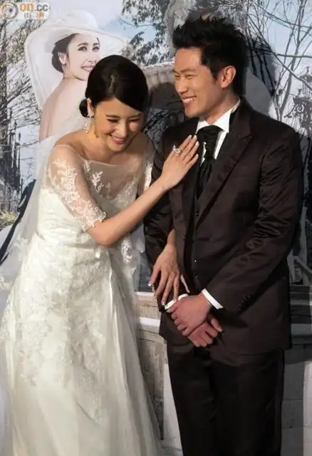 穆熙妍低胸白纱礼服与老公现身