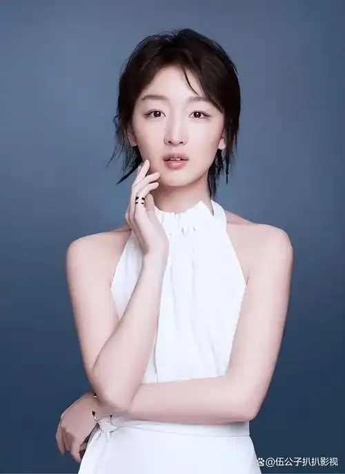 而现在娱乐圈内大红大紫的女顶流,除了这些85的女顶流,还有90后的台