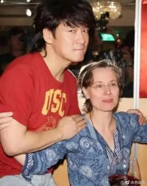 周华健与康粹兰婚后共育有一儿一女,分别是大儿子周厚安以及小女儿周