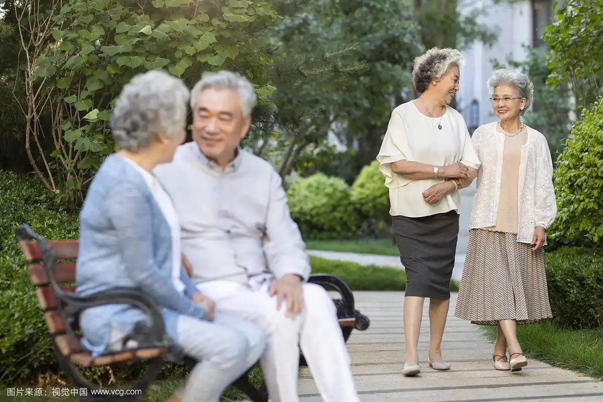 老年朋友们在养老院聊天