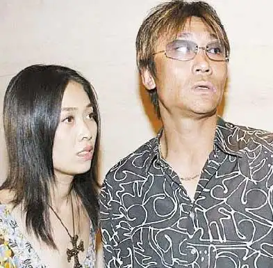 高峰曾与王纳文生有一个孩子